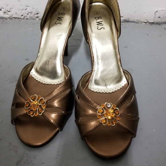 Gorgeous beauty - see pics for any wear - Picture 5 of 8